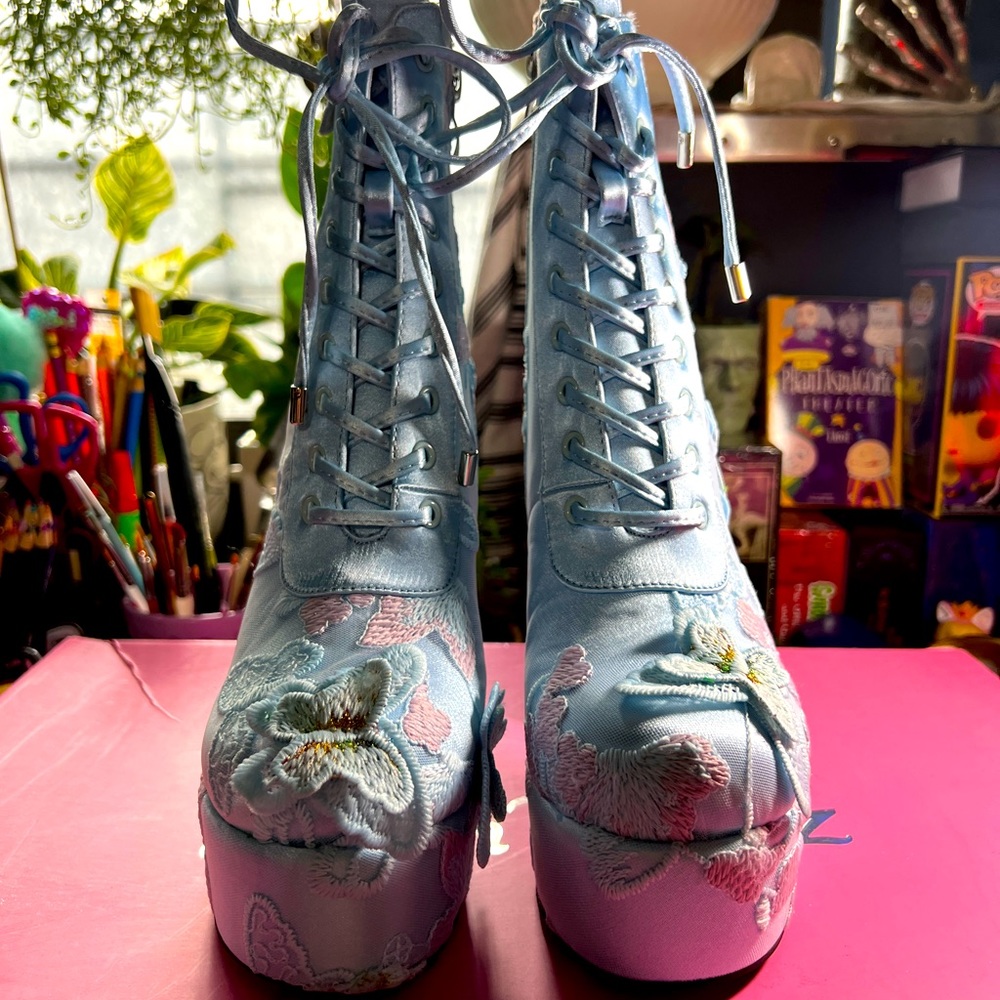 TAKE ME AWAY BUTTERFLY PLATFORM BOOTS LIGHTBLUE LAVENDER SIZE 8M